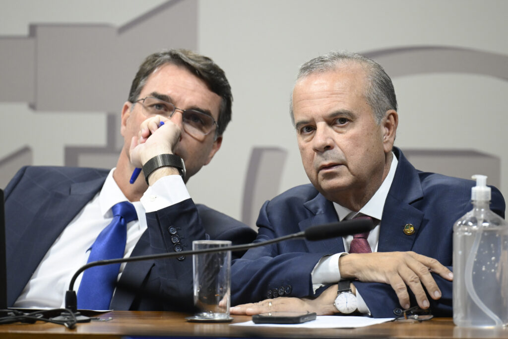 Flávio Bolsonaro apresenta propostas econômicas e de segurança para a disputa presidencial.