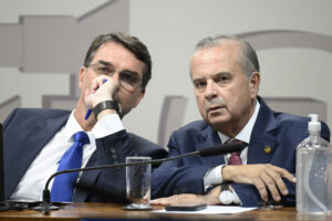 Flávio Bolsonaro apresenta propostas econômicas e de segurança para a disputa presidencial.
