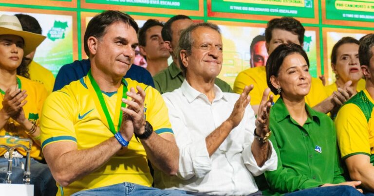 Flávio Bolsonaro em evento do PL