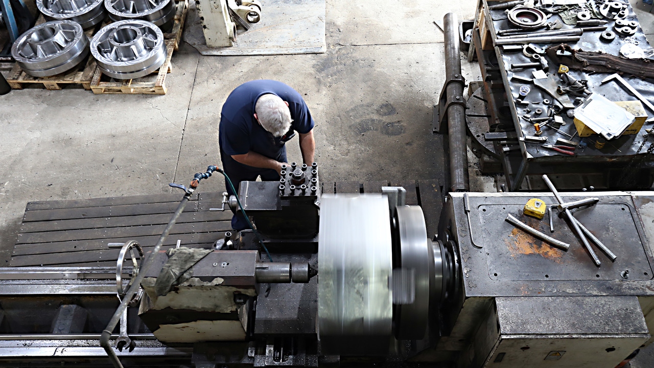 Linha de produção industrial brasileira em fotografia de arquivo.