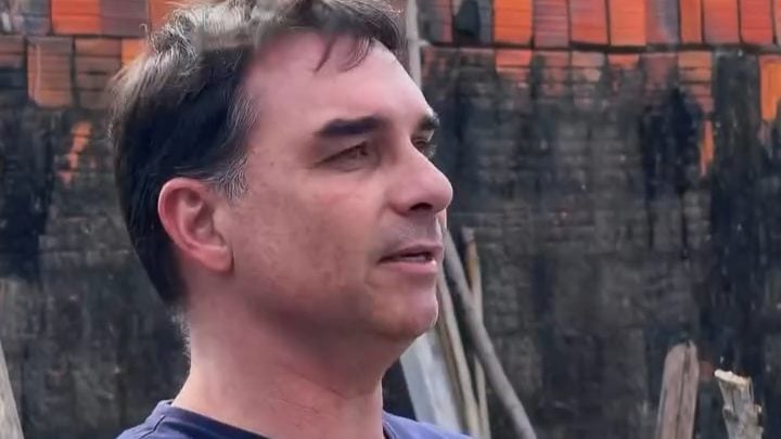 Flávio Bolsonaro durante agenda política no Ceará.