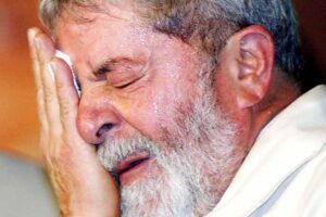 Lula enxuga o rosto durante evento político