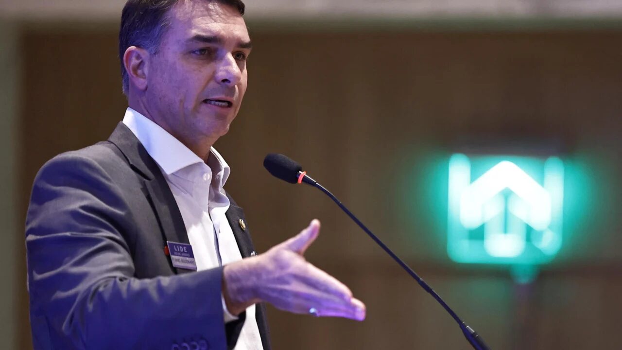 Flávio Bolsonaro participa de reunião com representantes diplomáticos em Brasília.