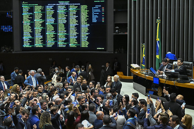 Congresso derruba metade dos vetos de Lula