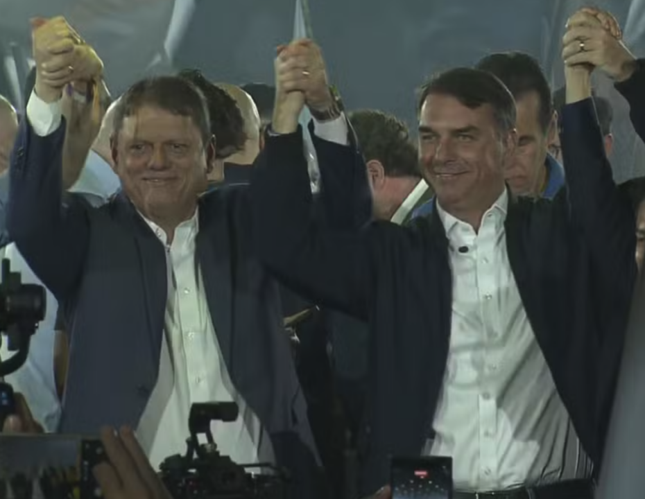 Tarcísio oficializa reeleição com aliança de 12 partidos