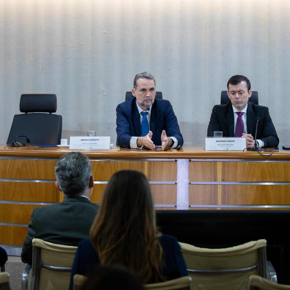 Bruno Moretti e Rogério Ceron em apresentação sobre o Orçamento. Foto: Washington Costa/Ministério da Fazenda.