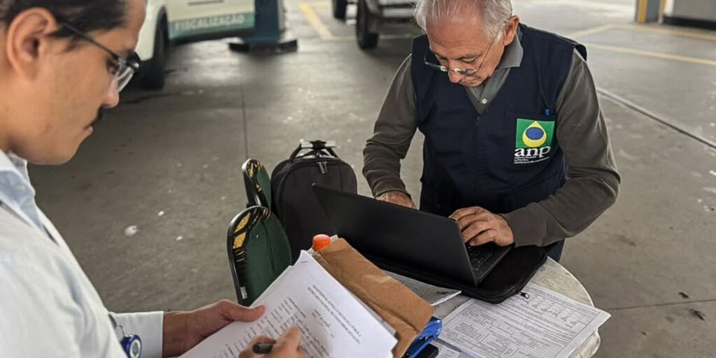 Fiscalização do setor de combustíveis em imagem divulgada pela Senacon. Foto: Senacon/Divulgação.